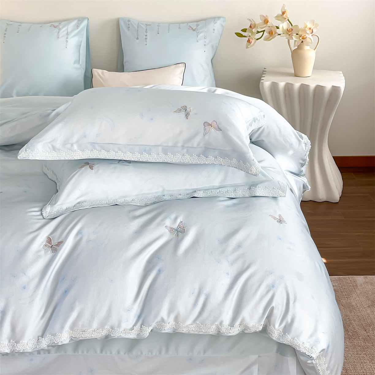 91家纺网 家纺一手货源 找家纺 蓝米卡夫 2026春季新款-60S长绒棉贡缎蝴蝶刺绣花边系列四件套-福蝶吉祥（礼盒）-拍摄风格1 福蝶吉祥-海洋蓝