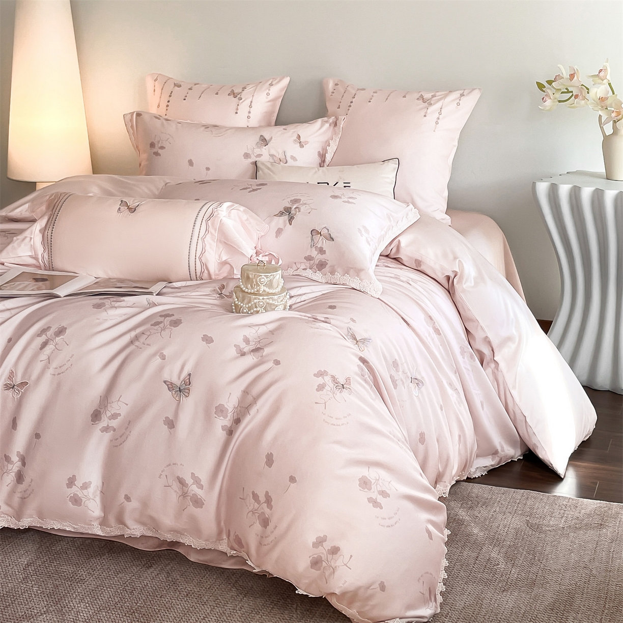 91家纺网 家纺一手货源 找家纺 （总）蓝米卡夫 2026春季新款-60S长绒棉贡缎蝴蝶刺绣花边系列四件套-福蝶吉祥（礼盒）-拍摄风格1