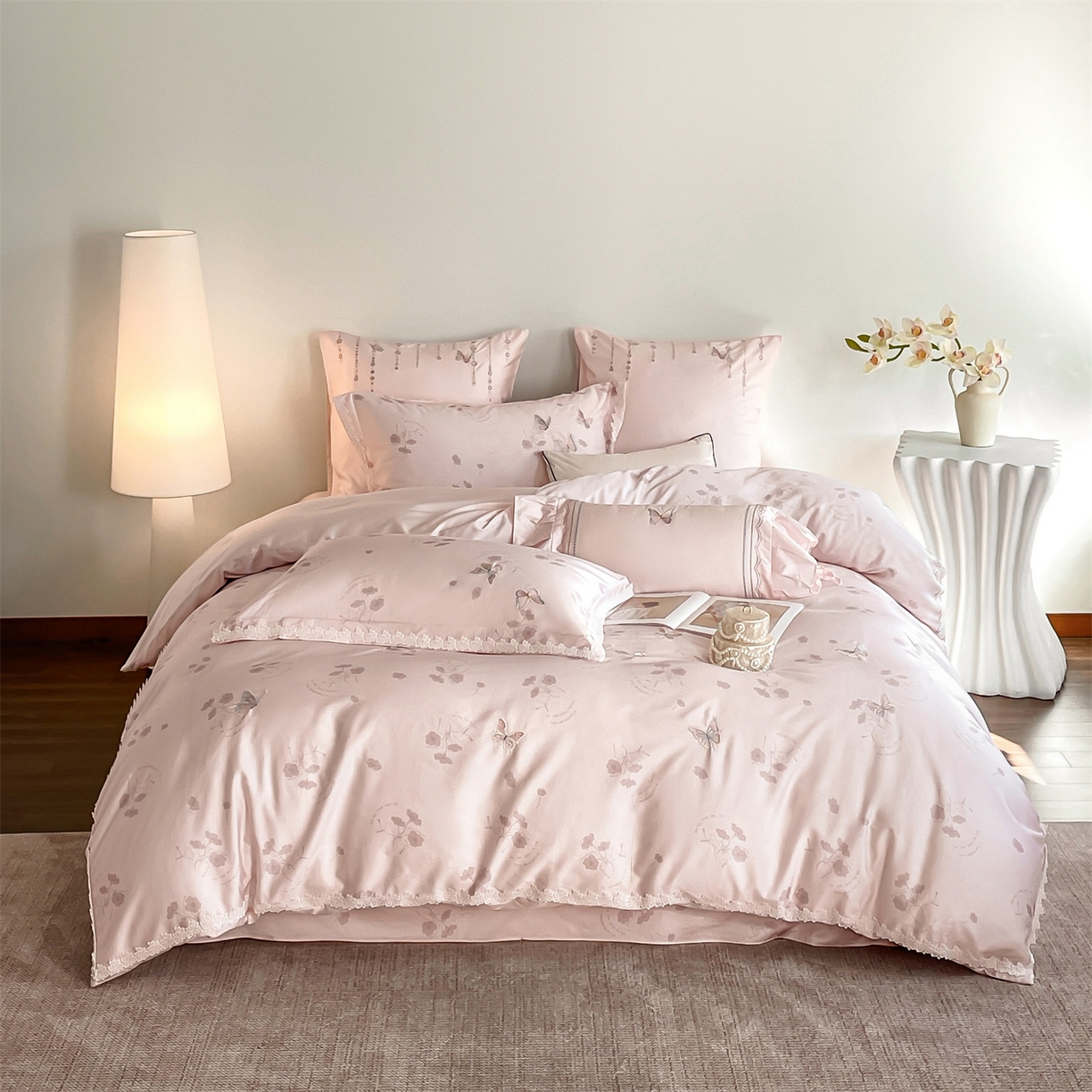 91家纺网 家纺一手货源 找家纺 蓝米卡夫 2026春季新款-60S长绒棉贡缎蝴蝶刺绣花边系列四件套-福蝶吉祥（礼盒）-拍摄风格1 福蝶吉祥-优雅粉