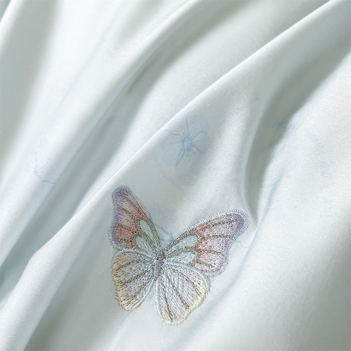 91家纺网 家纺一手货源 找家纺 蓝米卡夫 2026春季新款-60S长绒棉贡缎蝴蝶刺绣花边系列四件套-福蝶吉祥（礼盒）-拍摄风格1 福蝶吉祥-海洋蓝