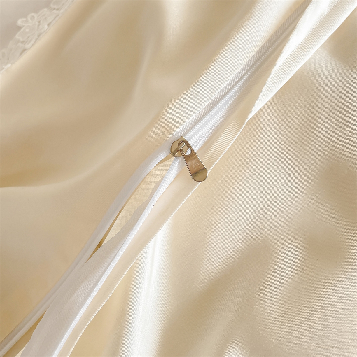 91家纺网 家纺一手货源 找家纺 蓝米卡夫 2026春季新款-60S长绒棉贡缎蝴蝶刺绣花边系列四件套-福蝶吉祥（礼盒）-拍摄风格1 福蝶吉祥-大地色