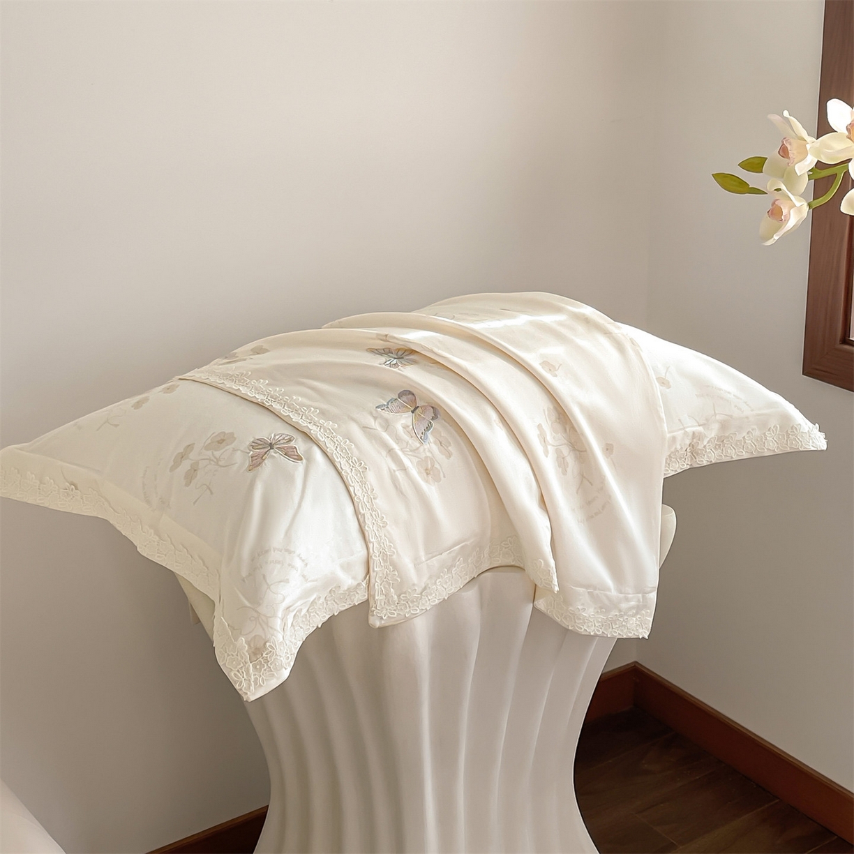 91家纺网 家纺一手货源 找家纺 蓝米卡夫 2026春季新款-60S长绒棉贡缎蝴蝶刺绣花边系列四件套-福蝶吉祥（礼盒）-拍摄风格1 福蝶吉祥-大地色