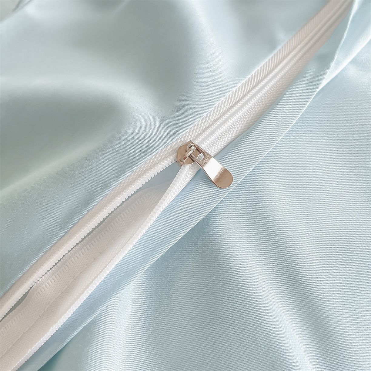 91家纺网 家纺一手货源 找家纺 蓝米卡夫 2026春季新款-60S长绒棉贡缎蝴蝶刺绣花边系列四件套-福蝶吉祥（礼盒）-拍摄风格1 福蝶吉祥-海洋蓝