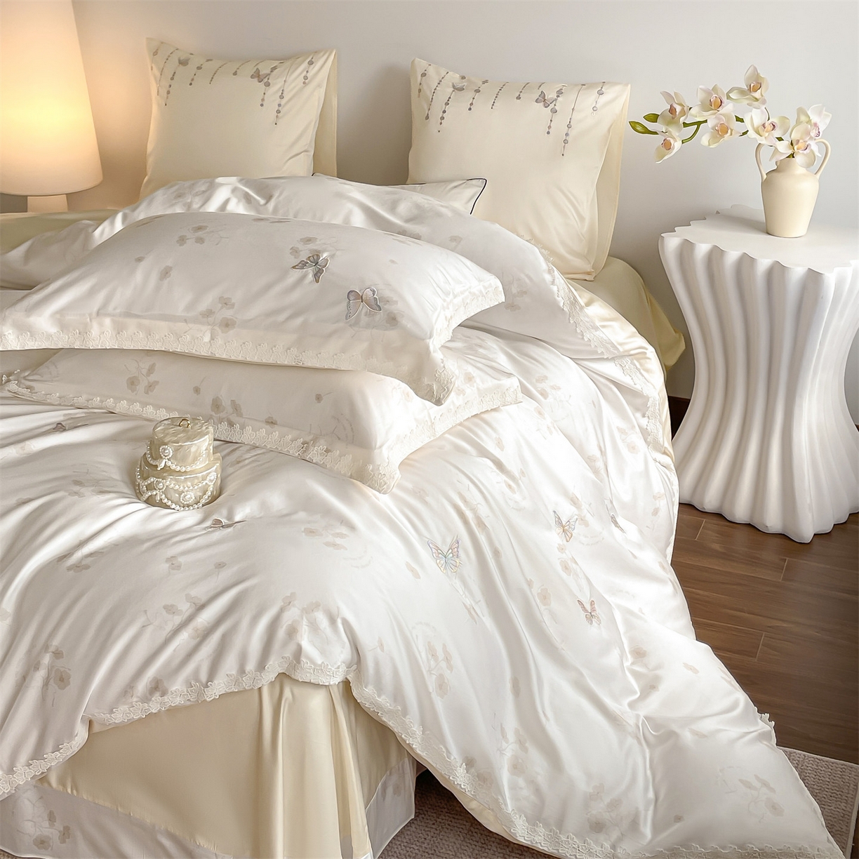 91家纺网 家纺一手货源 找家纺 蓝米卡夫 2026春季新款-60S长绒棉贡缎蝴蝶刺绣花边系列四件套-福蝶吉祥（礼盒）-拍摄风格1 福蝶吉祥-大地色