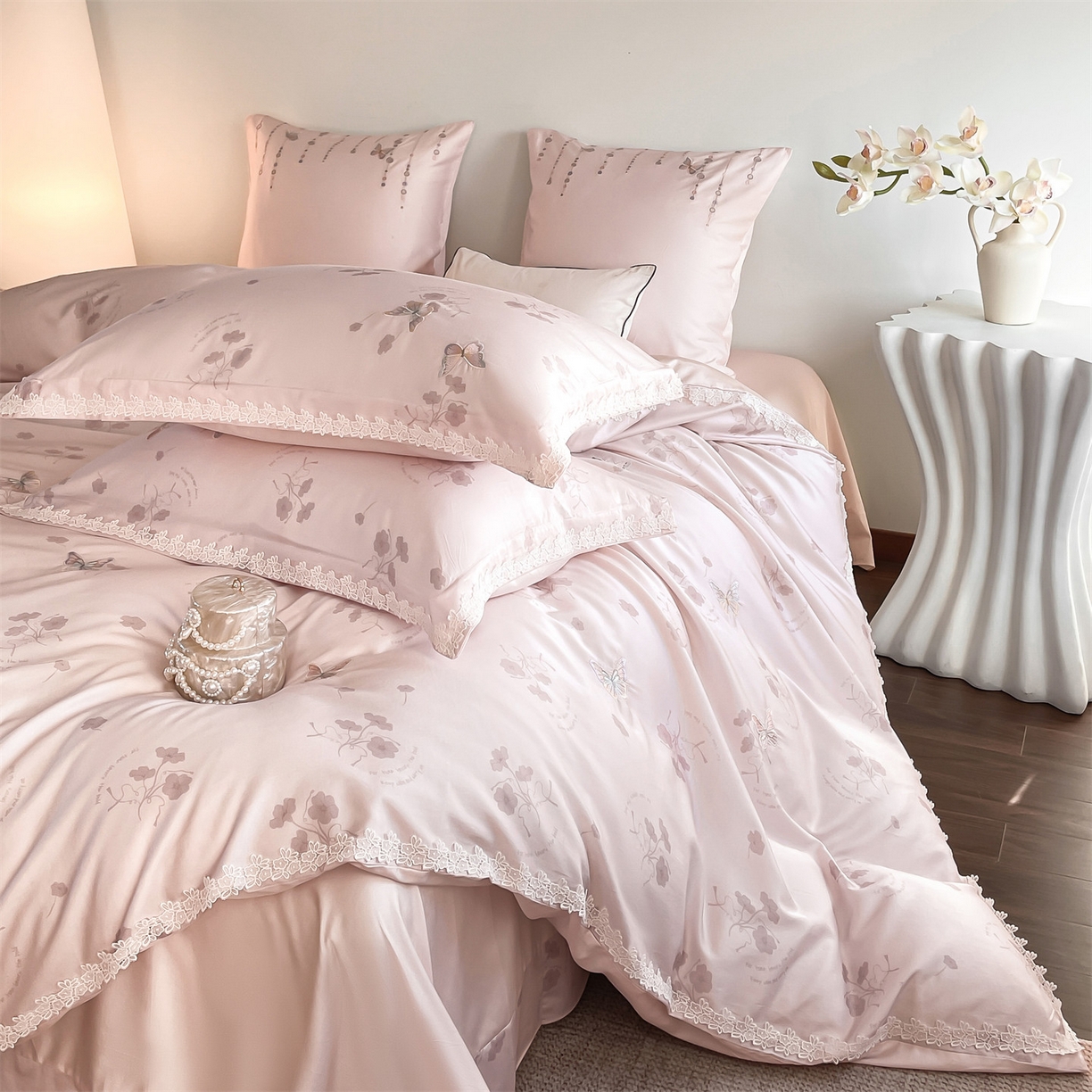 91家纺网 家纺一手货源 找家纺 蓝米卡夫 2026春季新款-60S长绒棉贡缎蝴蝶刺绣花边系列四件套-福蝶吉祥（礼盒）-拍摄风格1 福蝶吉祥-优雅粉