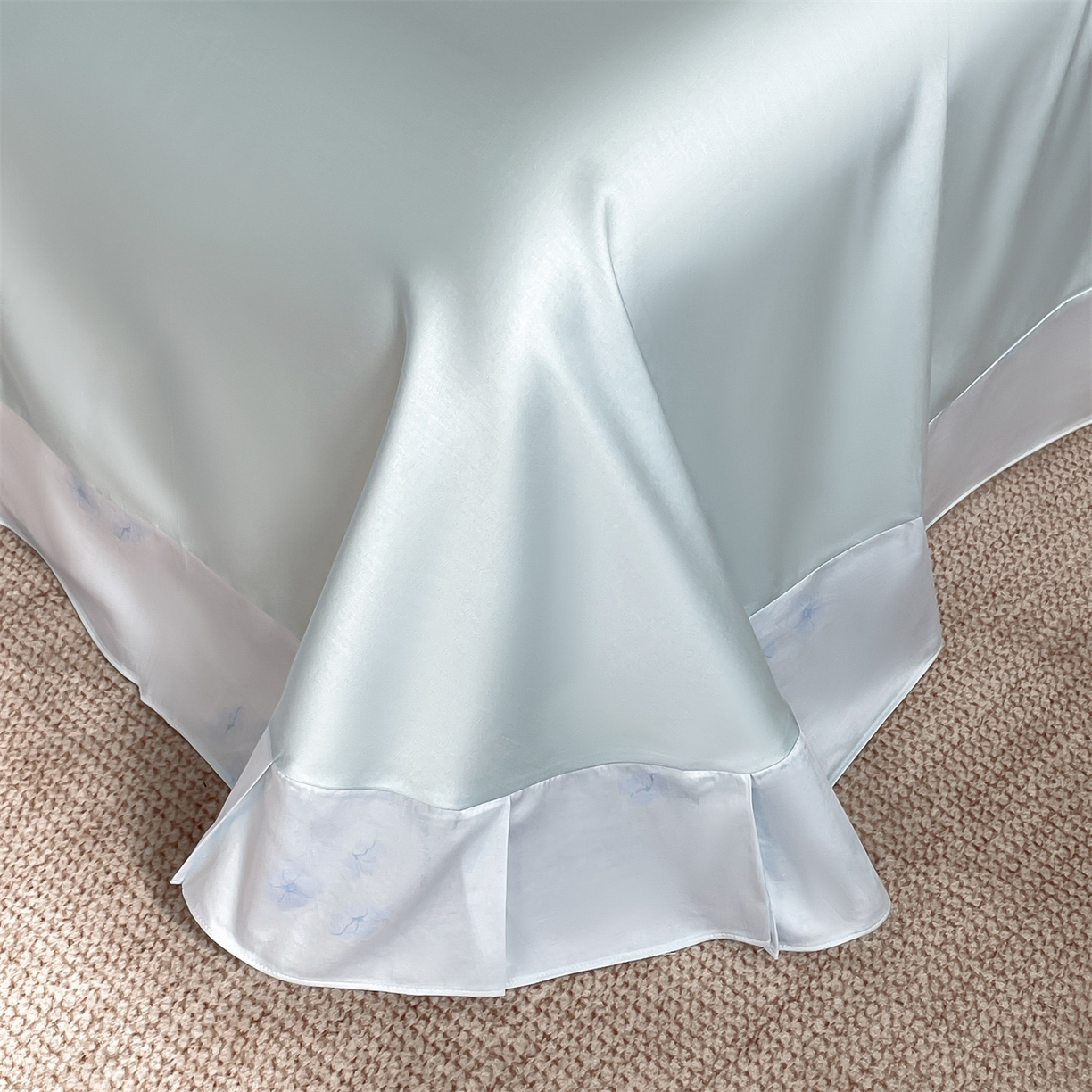 91家纺网 家纺一手货源 找家纺 蓝米卡夫 2026春季新款-60S长绒棉贡缎蝴蝶刺绣花边系列四件套-福蝶吉祥（礼盒）-拍摄风格1 福蝶吉祥-海洋蓝