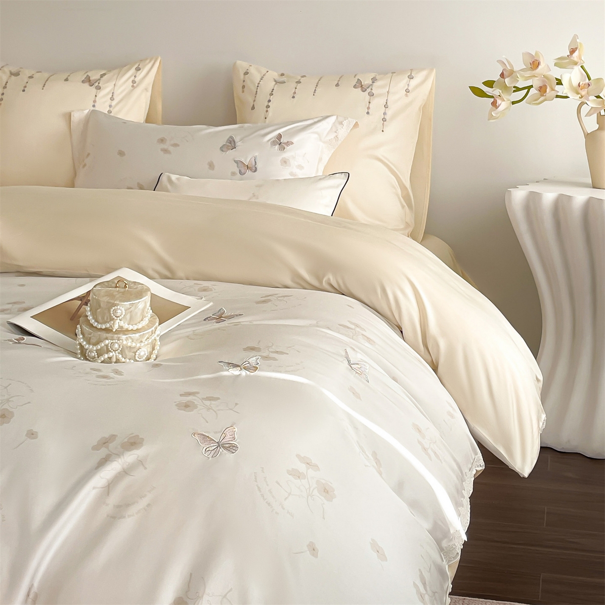 91家纺网 家纺一手货源 找家纺 蓝米卡夫 2026春季新款-60S长绒棉贡缎蝴蝶刺绣花边系列四件套-福蝶吉祥（礼盒）-拍摄风格1 福蝶吉祥-大地色