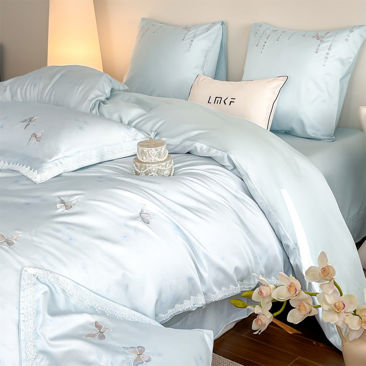 91家纺网 家纺一手货源 找家纺 蓝米卡夫 2026春季新款-60S长绒棉贡缎蝴蝶刺绣花边系列四件套-福蝶吉祥（礼盒）-拍摄风格1 福蝶吉祥-海洋蓝