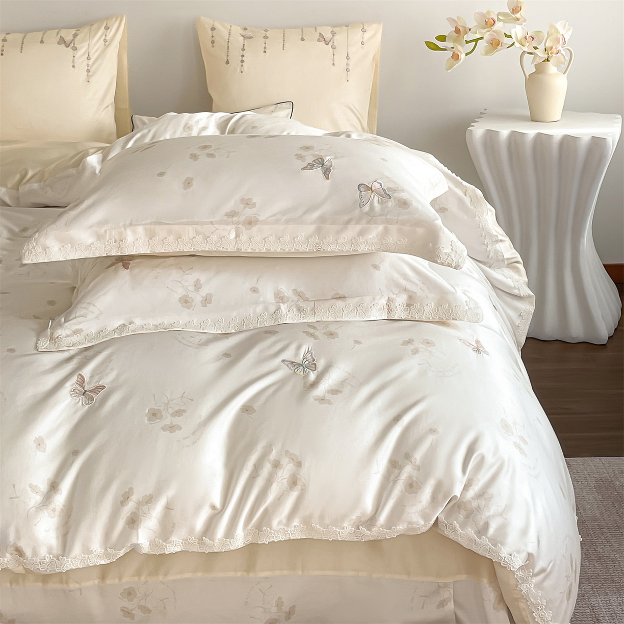 91家纺网 家纺一手货源 找家纺 蓝米卡夫 2026春季新款-60S长绒棉贡缎蝴蝶刺绣花边系列四件套-福蝶吉祥（礼盒）-拍摄风格1 福蝶吉祥-大地色