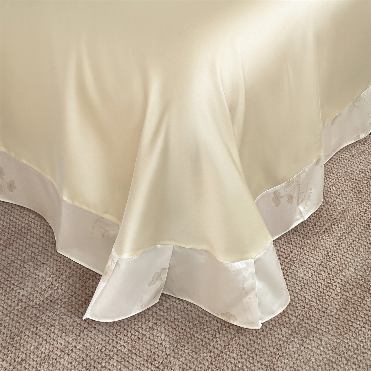 91家纺网 家纺一手货源 找家纺 蓝米卡夫 2026春季新款-60S长绒棉贡缎蝴蝶刺绣花边系列四件套-福蝶吉祥（礼盒）-拍摄风格1 福蝶吉祥-大地色