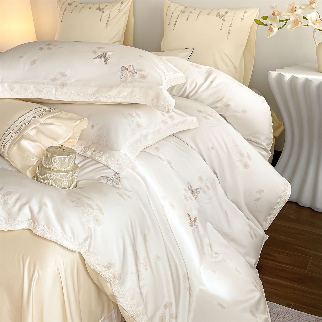 91家纺网 家纺一手货源 找家纺 蓝米卡夫 2026春季新款-60S长绒棉贡缎蝴蝶刺绣花边系列四件套-福蝶吉祥（礼盒）-拍摄风格1 福蝶吉祥-大地色