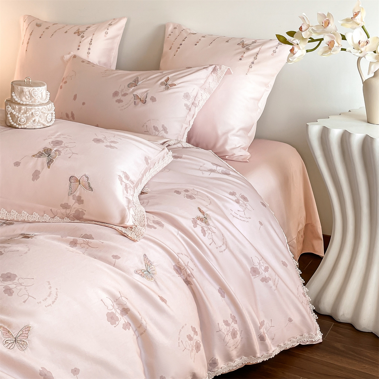 91家纺网 家纺一手货源 找家纺 （总）蓝米卡夫 2026春季新款-60S长绒棉贡缎蝴蝶刺绣花边系列四件套-福蝶吉祥（礼盒）-拍摄风格1