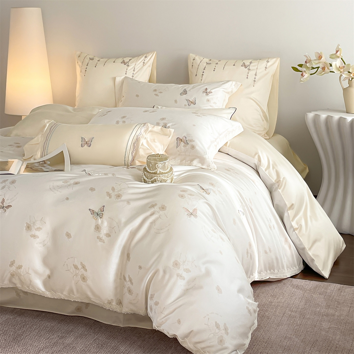 91家纺网 家纺一手货源 找家纺 蓝米卡夫 2026春季新款-60S长绒棉贡缎蝴蝶刺绣花边系列四件套-福蝶吉祥（礼盒）-拍摄风格1 福蝶吉祥-大地色