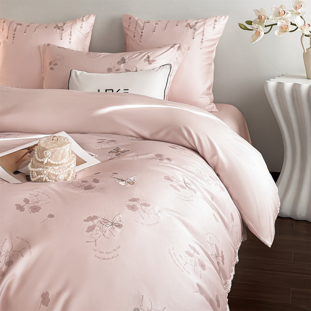 91家纺网 家纺一手货源 找家纺 （总）蓝米卡夫 2026春季新款-60S长绒棉贡缎蝴蝶刺绣花边系列四件套-福蝶吉祥（礼盒）-拍摄风格1