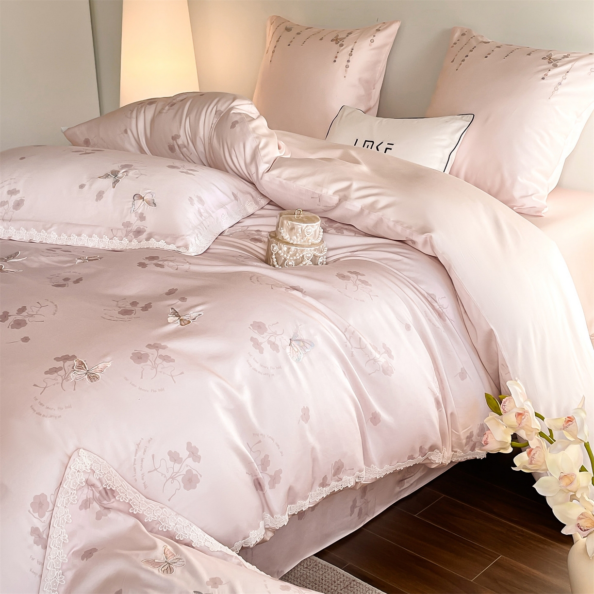 91家纺网 家纺一手货源 找家纺 蓝米卡夫 2026春季新款-60S长绒棉贡缎蝴蝶刺绣花边系列四件套-福蝶吉祥（礼盒）-拍摄风格1 福蝶吉祥-优雅粉