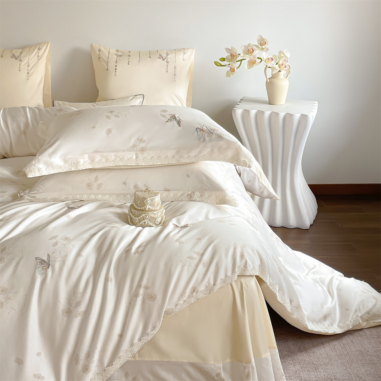 91家纺网 家纺一手货源 找家纺 蓝米卡夫 2026春季新款-60S长绒棉贡缎蝴蝶刺绣花边系列四件套-福蝶吉祥（礼盒）-拍摄风格1 福蝶吉祥-大地色