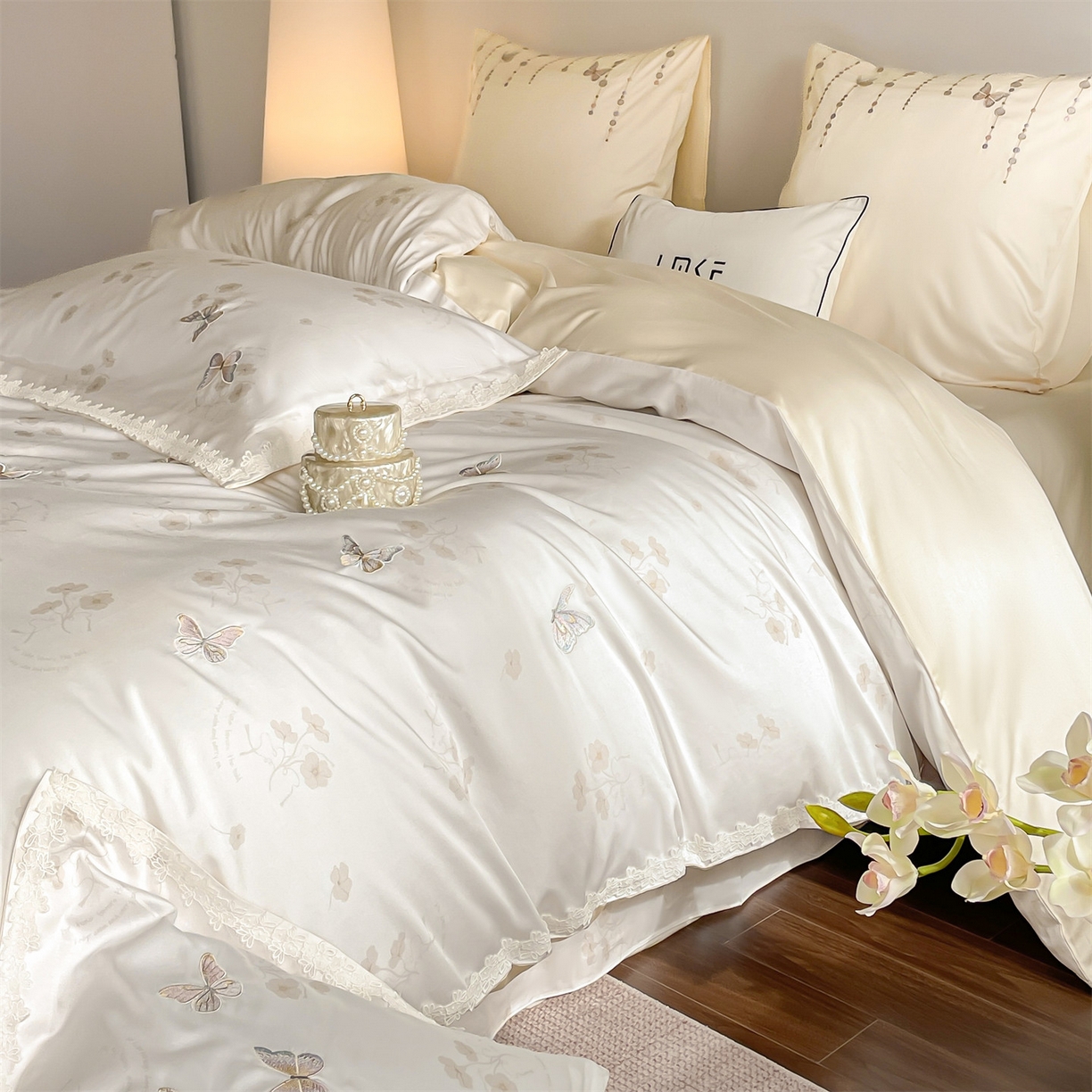 91家纺网 家纺一手货源 找家纺 蓝米卡夫 2026春季新款-60S长绒棉贡缎蝴蝶刺绣花边系列四件套-福蝶吉祥（礼盒）-拍摄风格1 福蝶吉祥-大地色