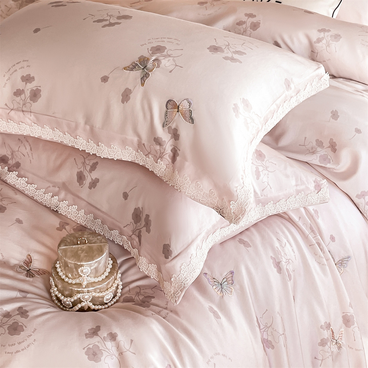 91家纺网 家纺一手货源 找家纺 蓝米卡夫 2026春季新款-60S长绒棉贡缎蝴蝶刺绣花边系列四件套-福蝶吉祥（礼盒）-拍摄风格1 福蝶吉祥-优雅粉