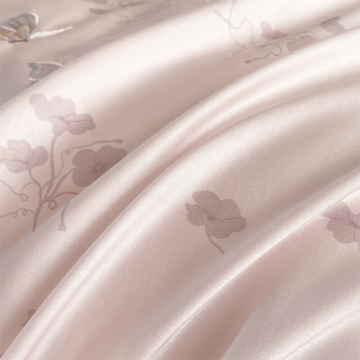 91家纺网 家纺一手货源 找家纺 （总）蓝米卡夫 2026春季新款-60S长绒棉贡缎蝴蝶刺绣花边系列四件套-福蝶吉祥（礼盒）-拍摄风格1