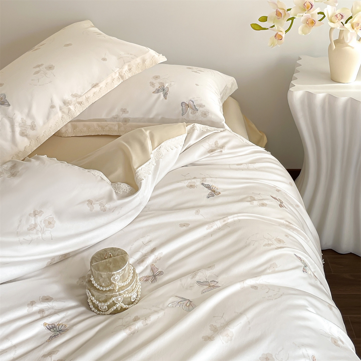 91家纺网 家纺一手货源 找家纺 蓝米卡夫 2026春季新款-60S长绒棉贡缎蝴蝶刺绣花边系列四件套-福蝶吉祥（礼盒）-拍摄风格1 福蝶吉祥-大地色