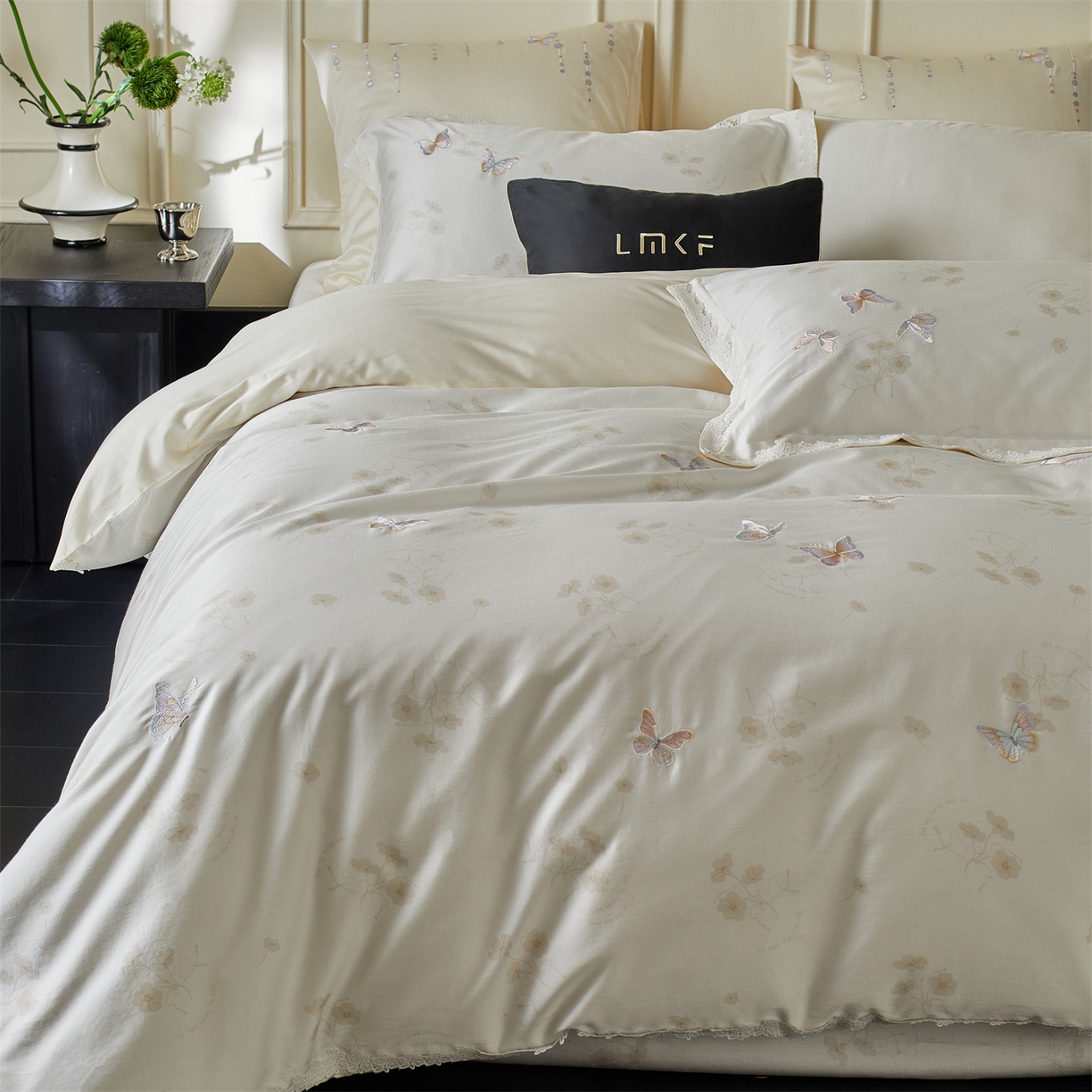 91家纺网 家纺一手货源 找家纺 （总）蓝米卡夫 2026春季新款-60S长绒棉贡缎蝴蝶刺绣花边系列四件套-福蝶吉祥（礼盒）-拍摄风格2