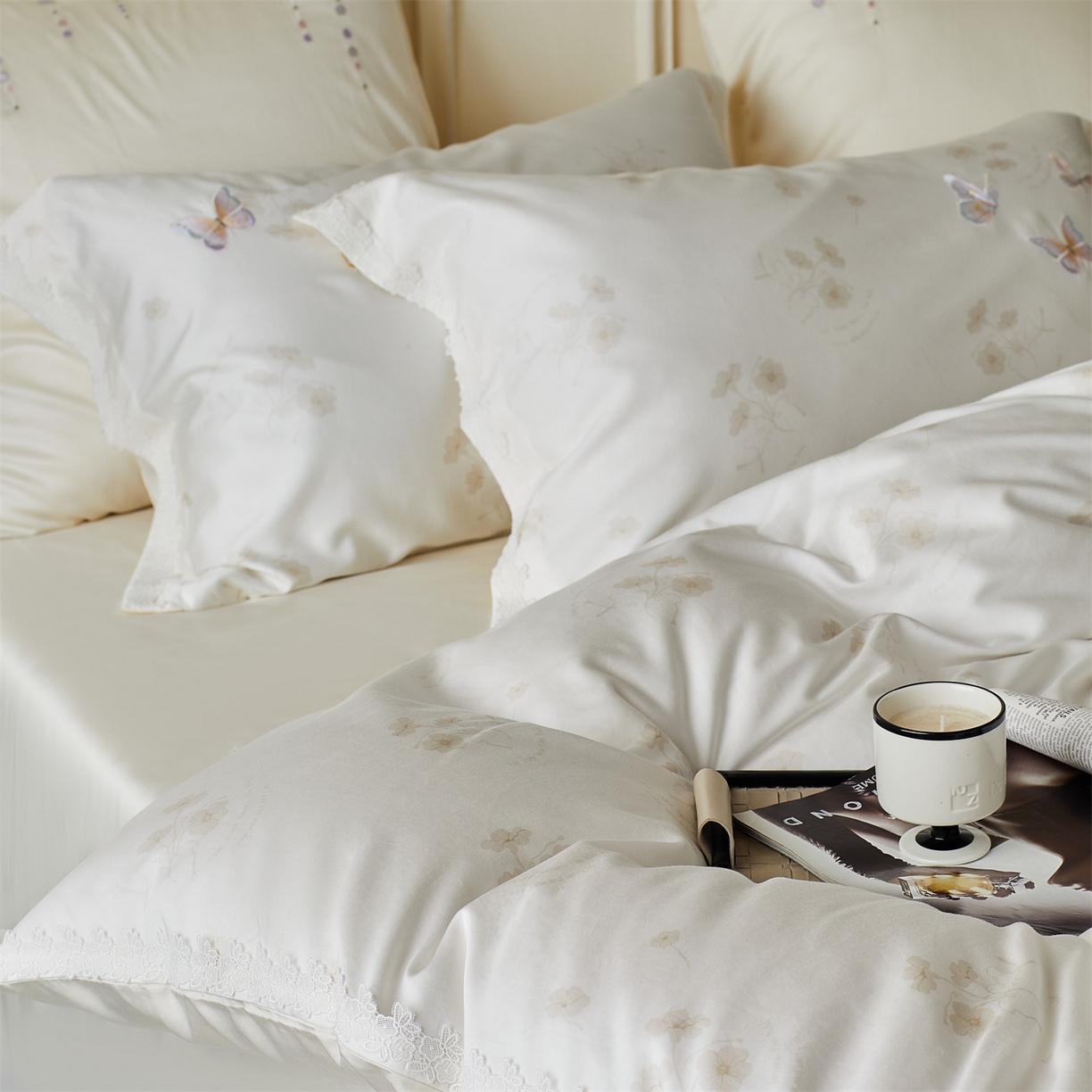 91家纺网 家纺一手货源 找家纺 （总）蓝米卡夫 2026春季新款-60S长绒棉贡缎蝴蝶刺绣花边系列四件套-福蝶吉祥（礼盒）-拍摄风格2