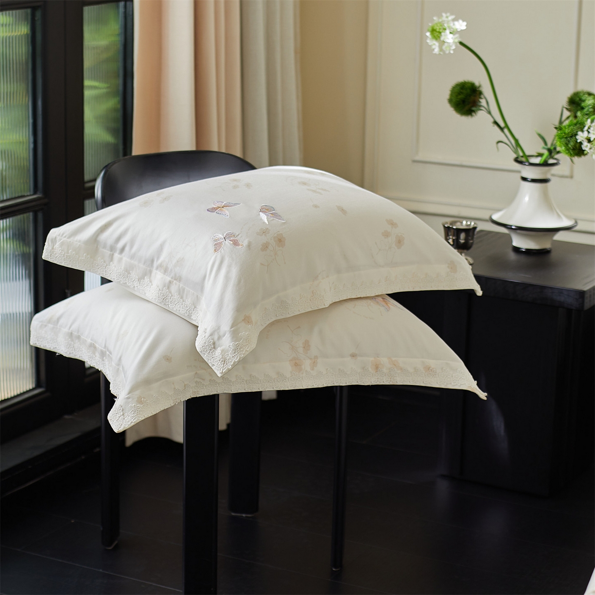 91家纺网 家纺一手货源 找家纺 （总）蓝米卡夫 2026春季新款-60S长绒棉贡缎蝴蝶刺绣花边系列四件套-福蝶吉祥（礼盒）-拍摄风格2