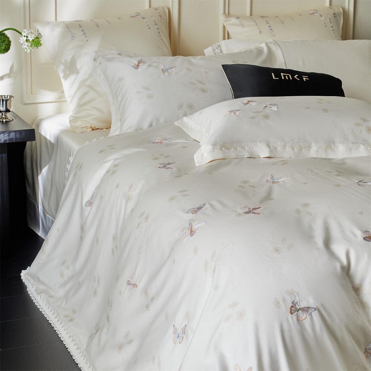 91家纺网 家纺一手货源 找家纺 （总）蓝米卡夫 2026春季新款-60S长绒棉贡缎蝴蝶刺绣花边系列四件套-福蝶吉祥（礼盒）-拍摄风格2