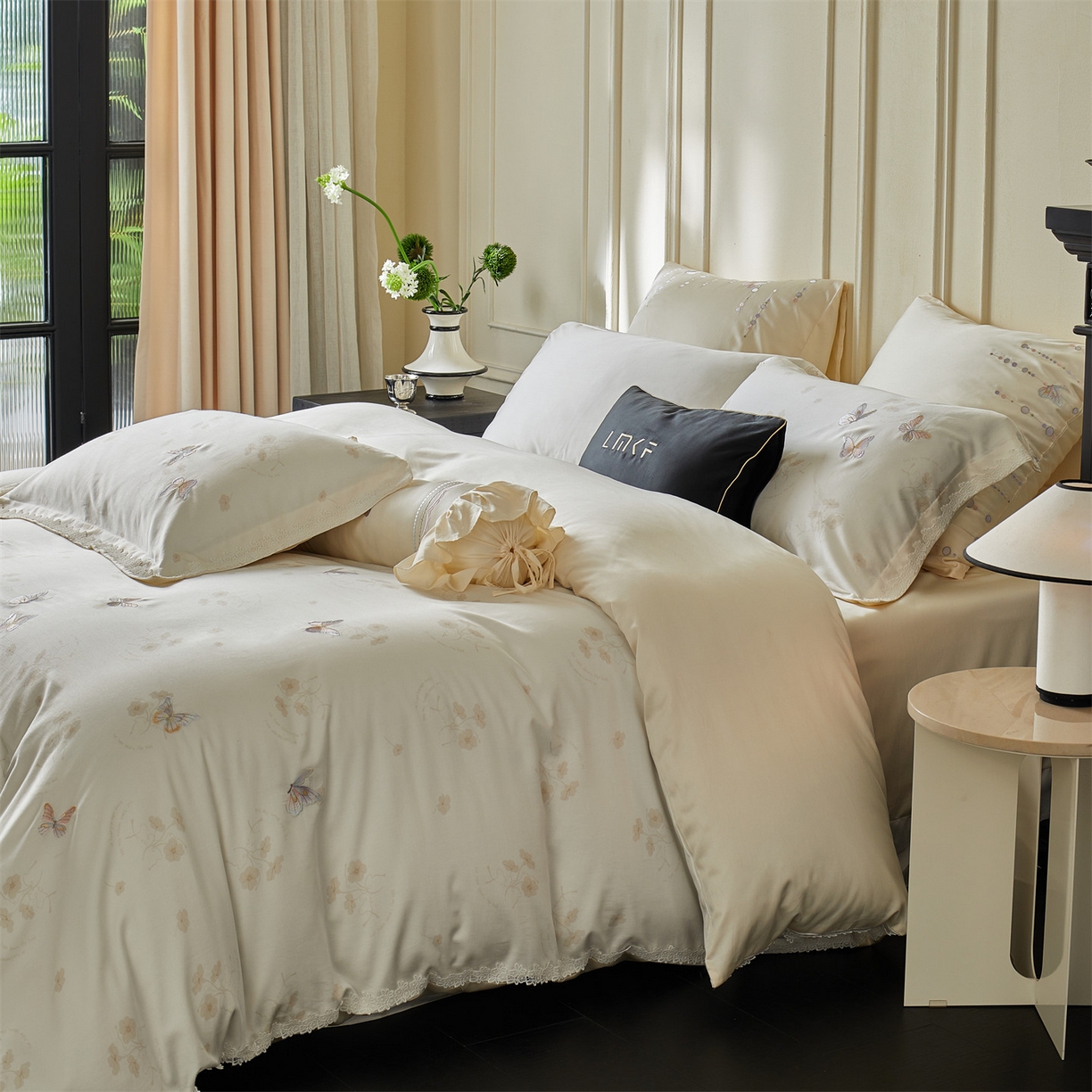 91家纺网 家纺一手货源 找家纺 （总）蓝米卡夫 2026春季新款-60S长绒棉贡缎蝴蝶刺绣花边系列四件套-福蝶吉祥（礼盒）-拍摄风格2