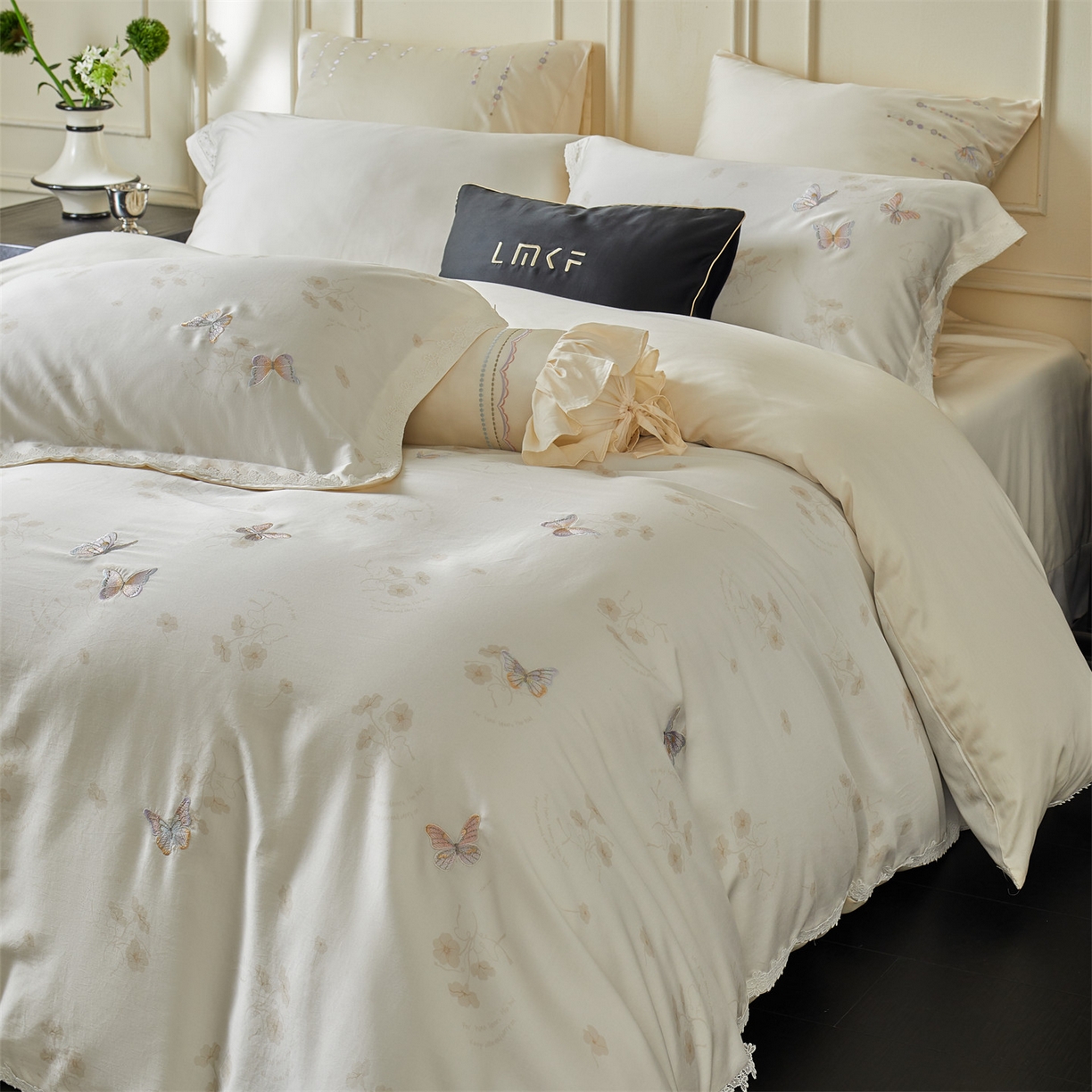 91家纺网 家纺一手货源 找家纺 （总）蓝米卡夫 2026春季新款-60S长绒棉贡缎蝴蝶刺绣花边系列四件套-福蝶吉祥（礼盒）-拍摄风格2