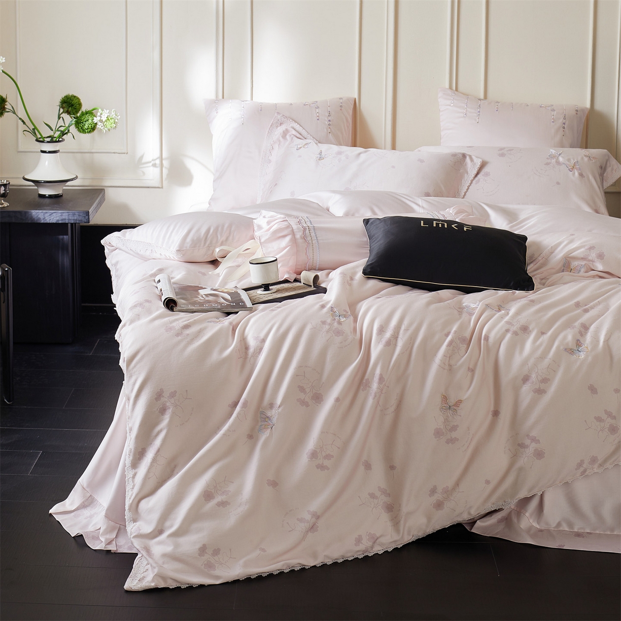 91家纺网 家纺一手货源 找家纺 （总）蓝米卡夫 2026春季新款-60S长绒棉贡缎蝴蝶刺绣花边系列四件套-福蝶吉祥（礼盒）-拍摄风格2