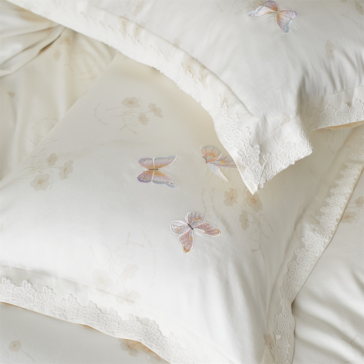 91家纺网 家纺一手货源 找家纺 （总）蓝米卡夫 2026春季新款-60S长绒棉贡缎蝴蝶刺绣花边系列四件套-福蝶吉祥（礼盒）-拍摄风格2