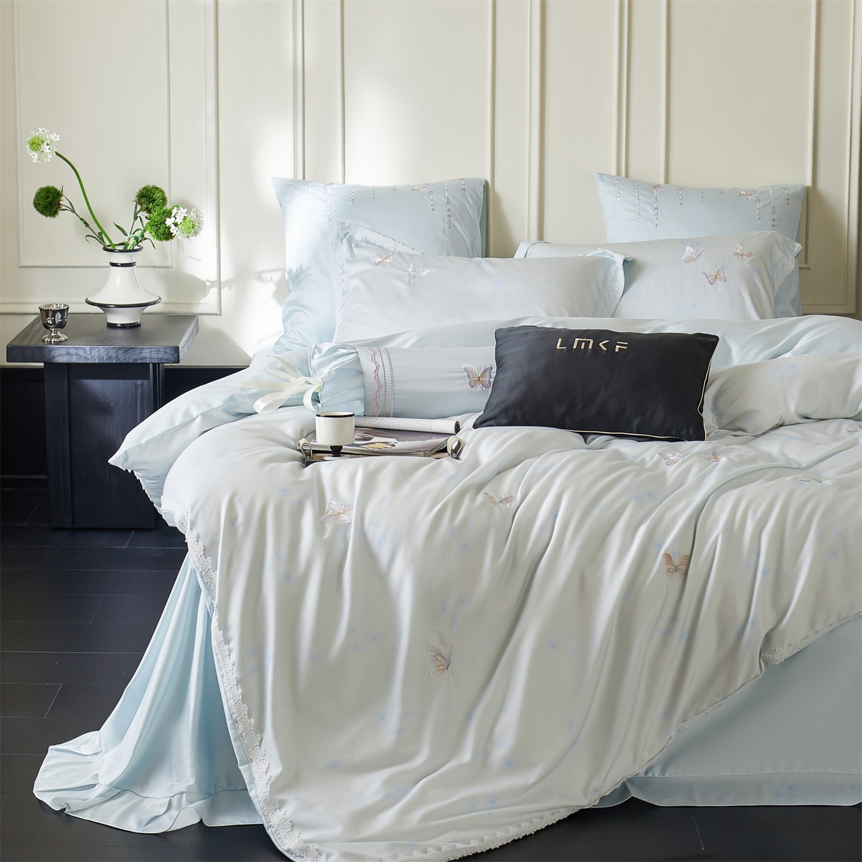 91家纺网 家纺一手货源 找家纺 （总）蓝米卡夫 2026春季新款-60S长绒棉贡缎蝴蝶刺绣花边系列四件套-福蝶吉祥（礼盒）-拍摄风格2