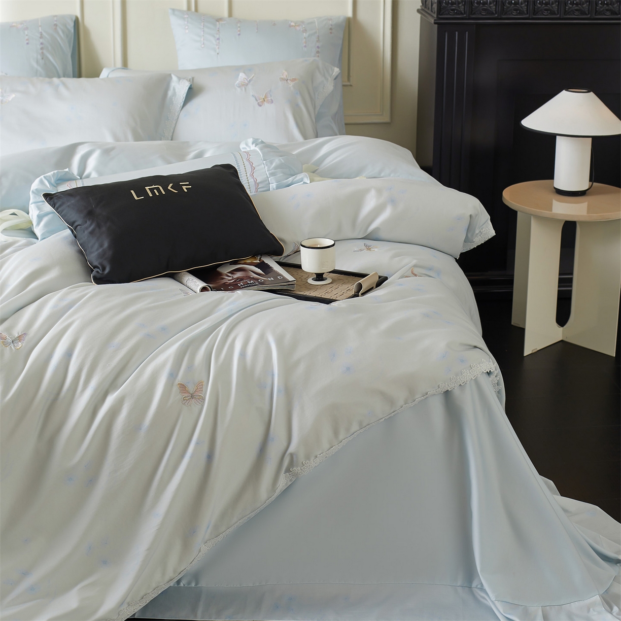 91家纺网 家纺一手货源 找家纺 蓝米卡夫 2026春季新款-60S长绒棉贡缎蝴蝶刺绣花边系列四件套-福蝶吉祥（礼盒）-拍摄风格2 福蝶吉祥-海洋蓝