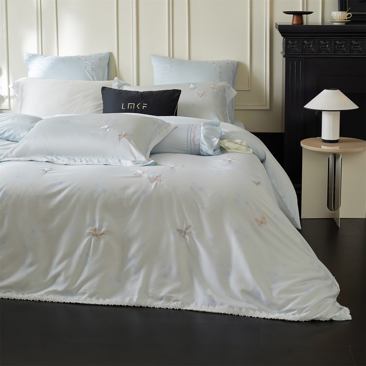 91家纺网 家纺一手货源 找家纺 蓝米卡夫 2026春季新款-60S长绒棉贡缎蝴蝶刺绣花边系列四件套-福蝶吉祥（礼盒）-拍摄风格2 福蝶吉祥-海洋蓝