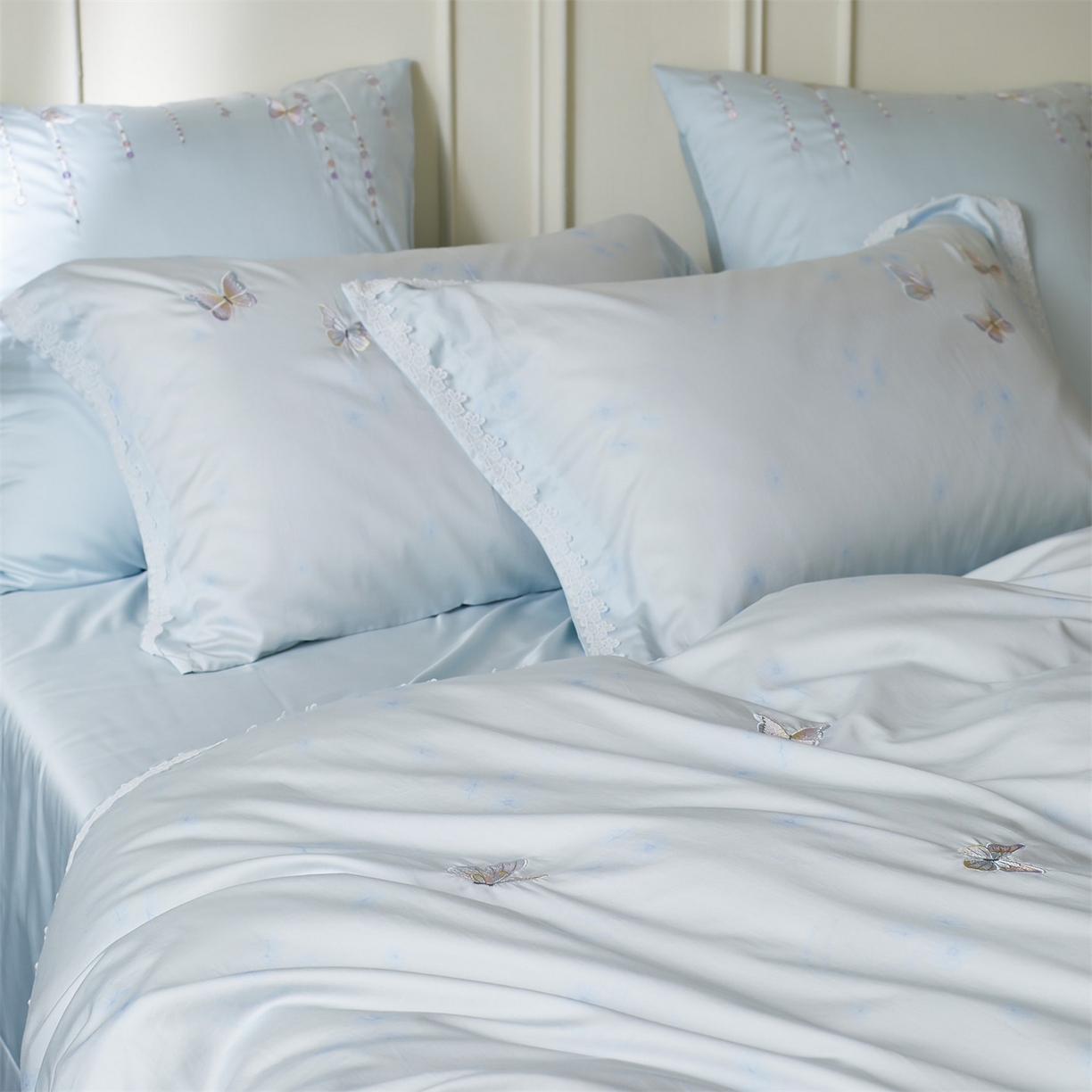 91家纺网 家纺一手货源 找家纺 蓝米卡夫 2026春季新款-60S长绒棉贡缎蝴蝶刺绣花边系列四件套-福蝶吉祥（礼盒）-拍摄风格2 福蝶吉祥-海洋蓝