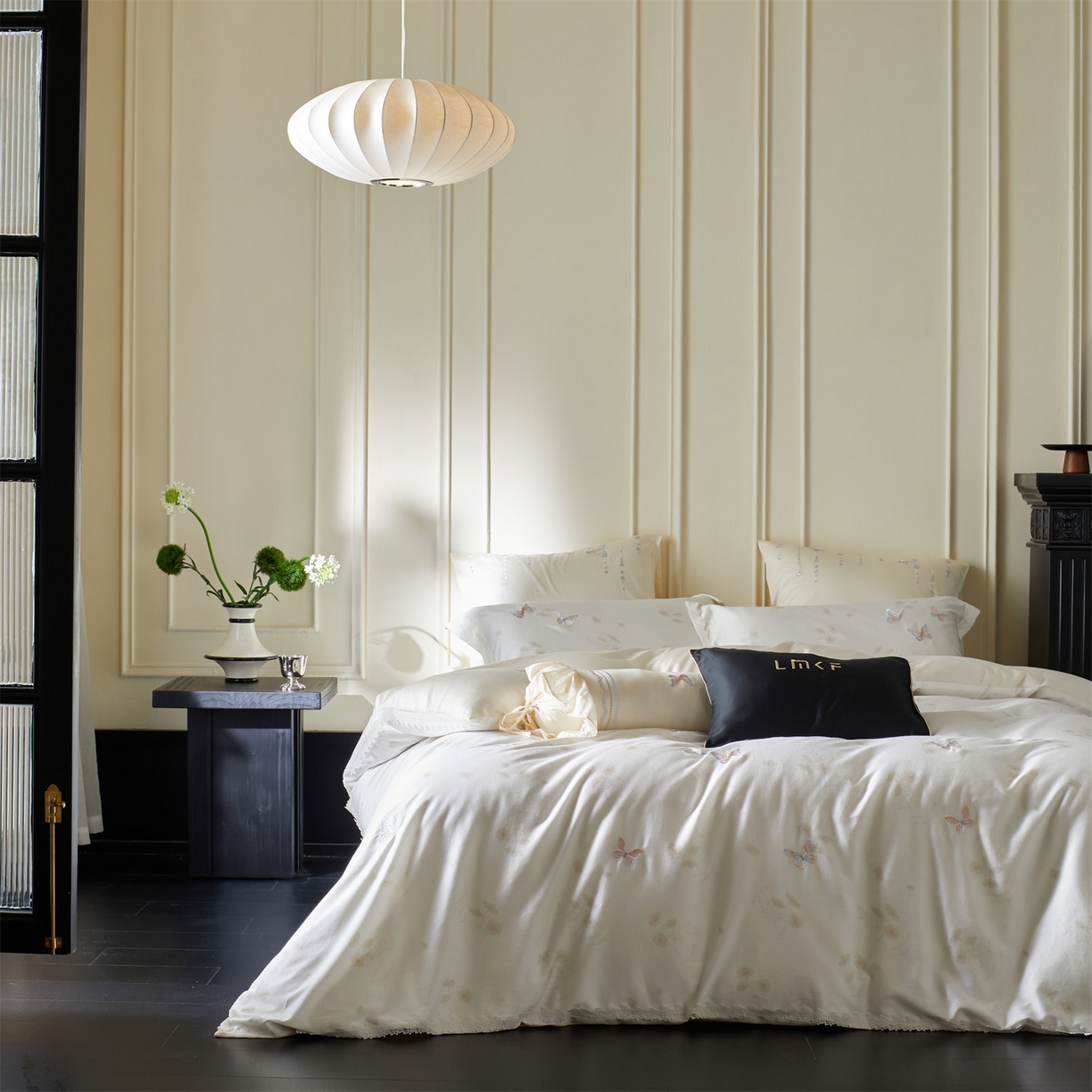 91家纺网 家纺一手货源 找家纺 （总）蓝米卡夫 2026春季新款-60S长绒棉贡缎蝴蝶刺绣花边系列四件套-福蝶吉祥（礼盒）-拍摄风格2