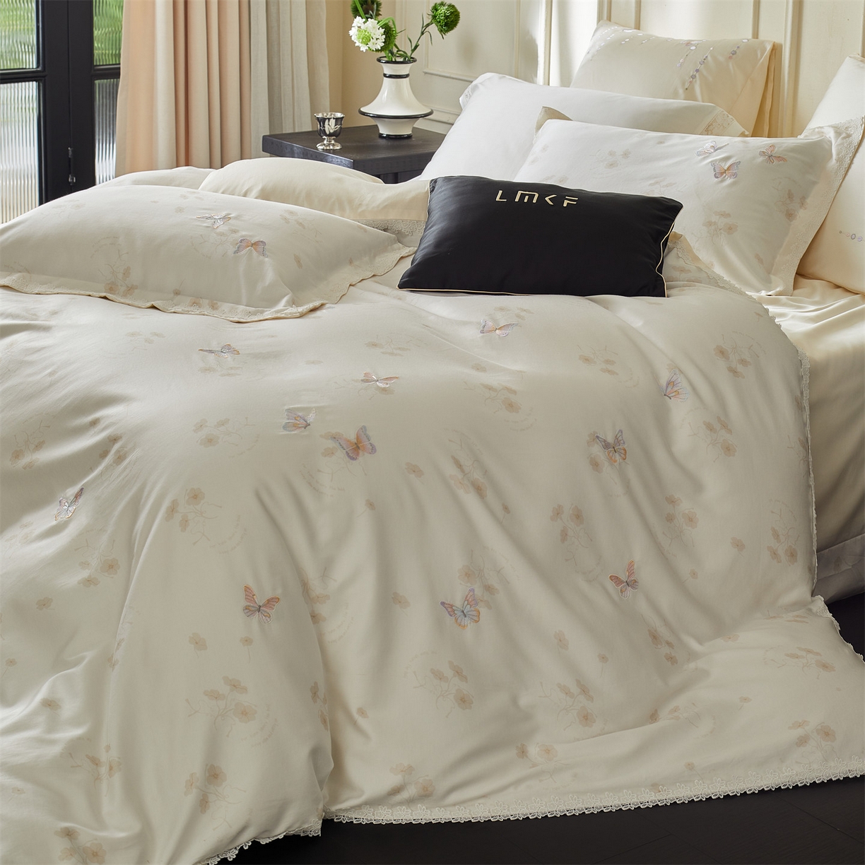 91家纺网 家纺一手货源 找家纺 （总）蓝米卡夫 2026春季新款-60S长绒棉贡缎蝴蝶刺绣花边系列四件套-福蝶吉祥（礼盒）-拍摄风格2