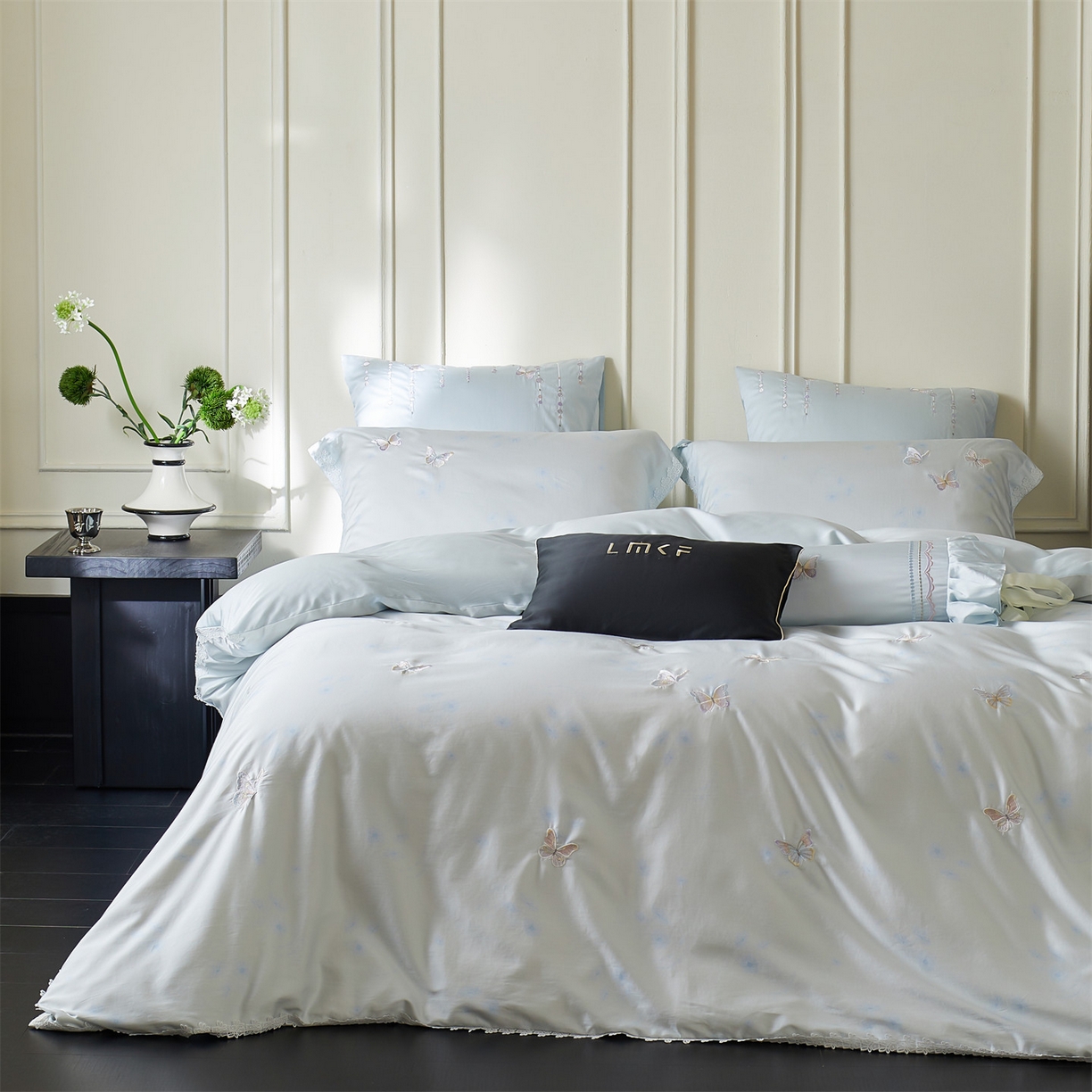 91家纺网 家纺一手货源 找家纺 蓝米卡夫 2026春季新款-60S长绒棉贡缎蝴蝶刺绣花边系列四件套-福蝶吉祥（礼盒）-拍摄风格2 福蝶吉祥-海洋蓝