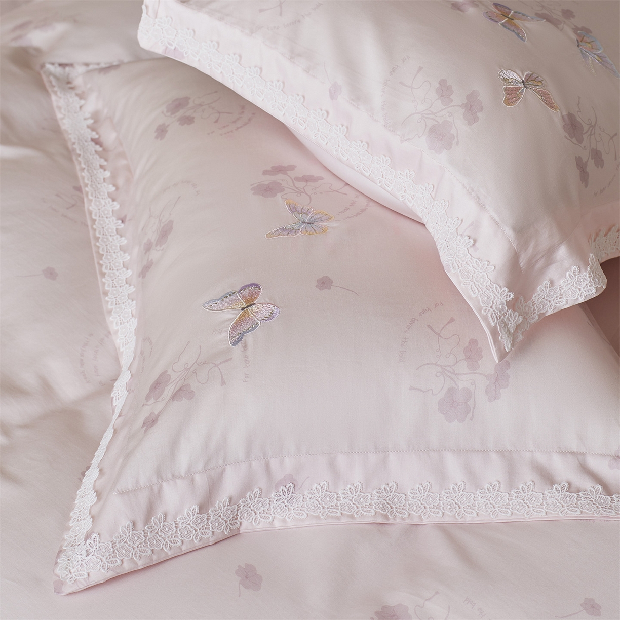 91家纺网 家纺一手货源 找家纺 蓝米卡夫 2026春季新款-60S长绒棉贡缎蝴蝶刺绣花边系列四件套-福蝶吉祥（礼盒）-拍摄风格2 福蝶吉祥-优雅粉