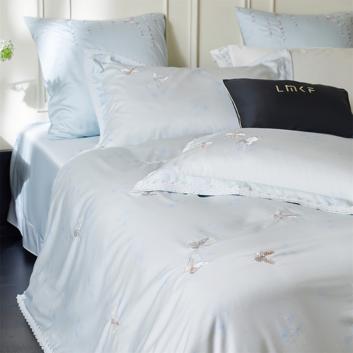 91家纺网 家纺一手货源 找家纺 蓝米卡夫 2026春季新款-60S长绒棉贡缎蝴蝶刺绣花边系列四件套-福蝶吉祥（礼盒）-拍摄风格2 福蝶吉祥-海洋蓝