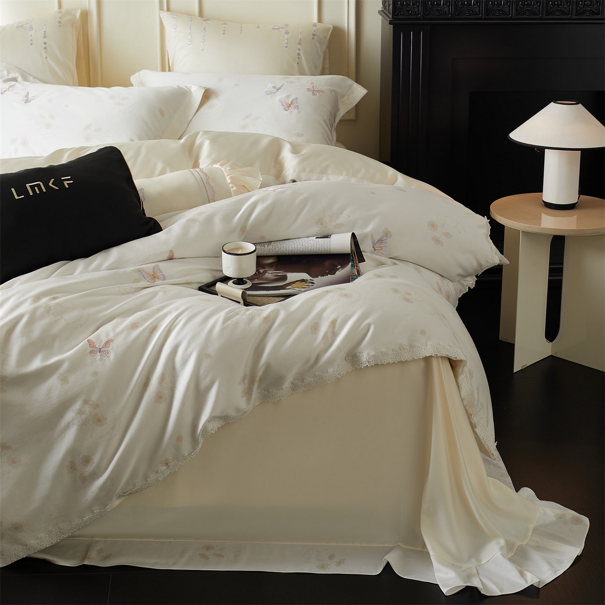 91家纺网 家纺一手货源 找家纺 蓝米卡夫 2026春季新款-60S长绒棉贡缎蝴蝶刺绣花边系列四件套-福蝶吉祥（礼盒）-拍摄风格2 福蝶吉祥-大地色