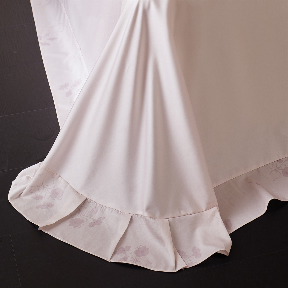 91家纺网 家纺一手货源 找家纺 蓝米卡夫 2026春季新款-60S长绒棉贡缎蝴蝶刺绣花边系列四件套-福蝶吉祥（礼盒）-拍摄风格2 福蝶吉祥-优雅粉