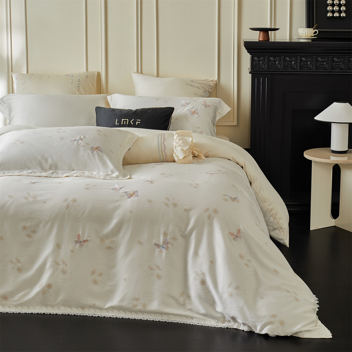 91家纺网 家纺一手货源 找家纺 （总）蓝米卡夫 2026春季新款-60S长绒棉贡缎蝴蝶刺绣花边系列四件套-福蝶吉祥（礼盒）-拍摄风格2