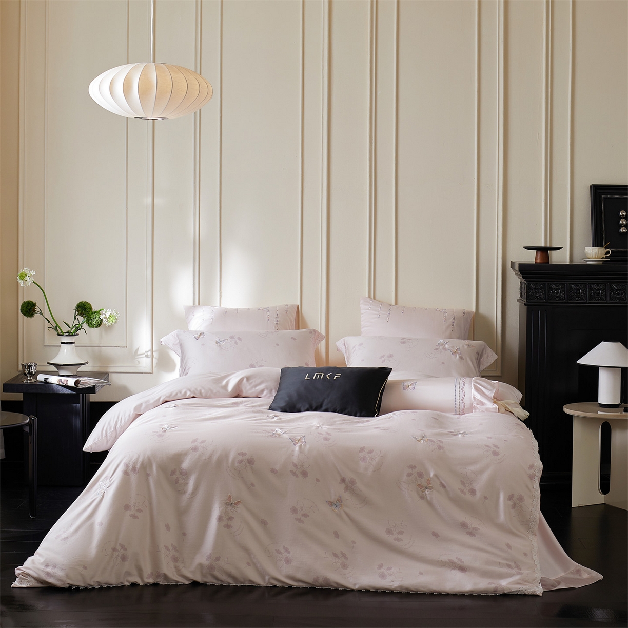 91家纺网 家纺一手货源 找家纺 蓝米卡夫 2026春季新款-60S长绒棉贡缎蝴蝶刺绣花边系列四件套-福蝶吉祥（礼盒）-拍摄风格2 福蝶吉祥-优雅粉