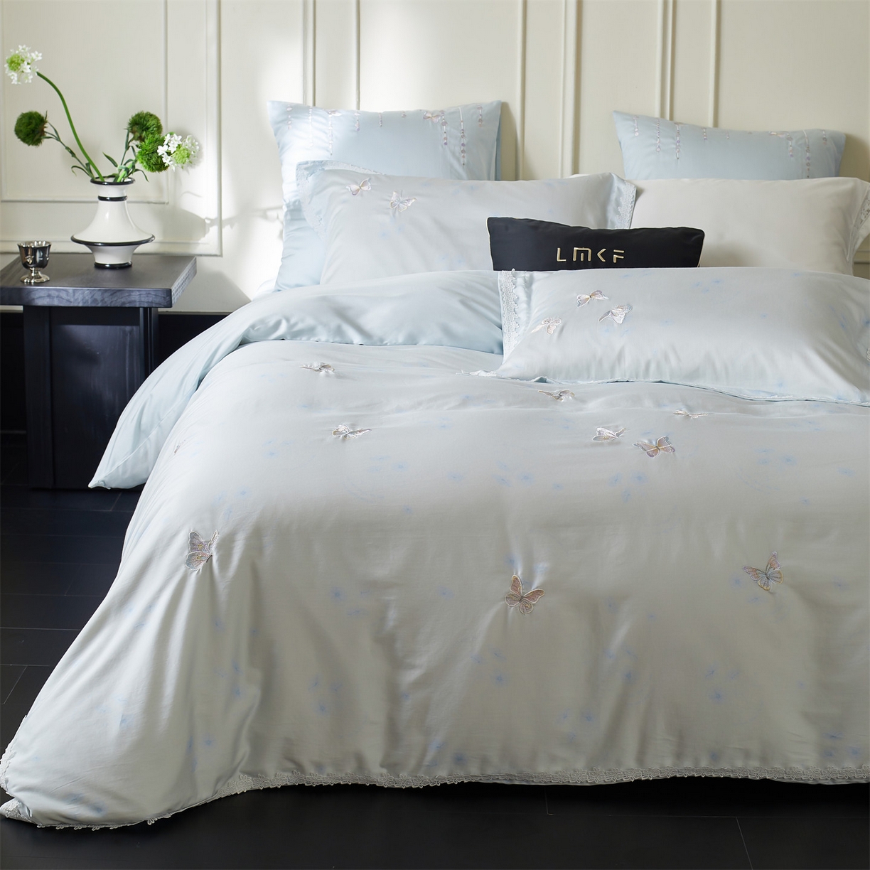 91家纺网 家纺一手货源 找家纺 蓝米卡夫 2026春季新款-60S长绒棉贡缎蝴蝶刺绣花边系列四件套-福蝶吉祥（礼盒）-拍摄风格2 福蝶吉祥-海洋蓝