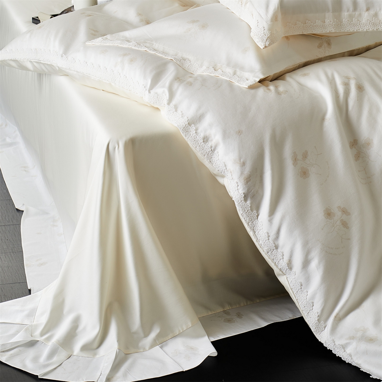 91家纺网 家纺一手货源 找家纺 蓝米卡夫 2026春季新款-60S长绒棉贡缎蝴蝶刺绣花边系列四件套-福蝶吉祥（礼盒）-拍摄风格2 福蝶吉祥-大地色