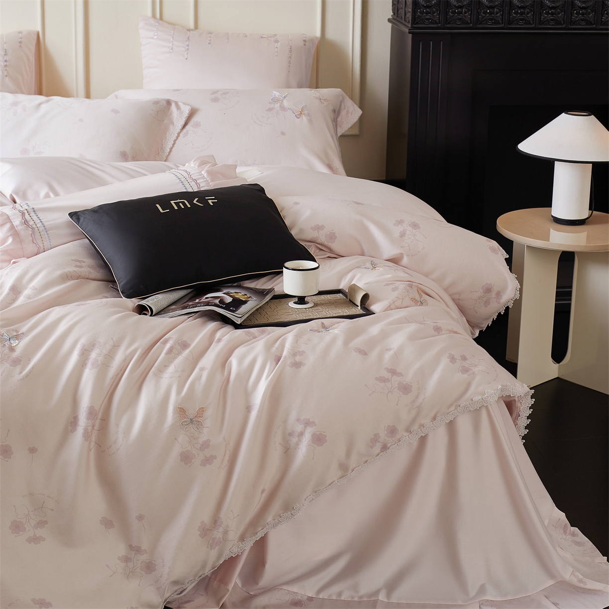 91家纺网 家纺一手货源 找家纺 蓝米卡夫 2026春季新款-60S长绒棉贡缎蝴蝶刺绣花边系列四件套-福蝶吉祥（礼盒）-拍摄风格2 福蝶吉祥-优雅粉