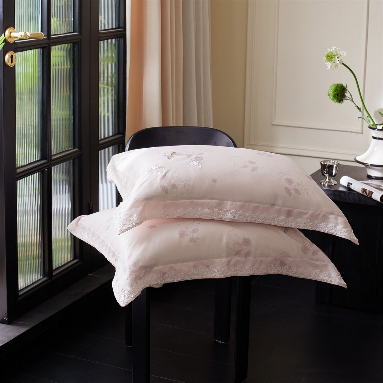 91家纺网 家纺一手货源 找家纺 蓝米卡夫 2026春季新款-60S长绒棉贡缎蝴蝶刺绣花边系列四件套-福蝶吉祥（礼盒）-拍摄风格2 福蝶吉祥-优雅粉