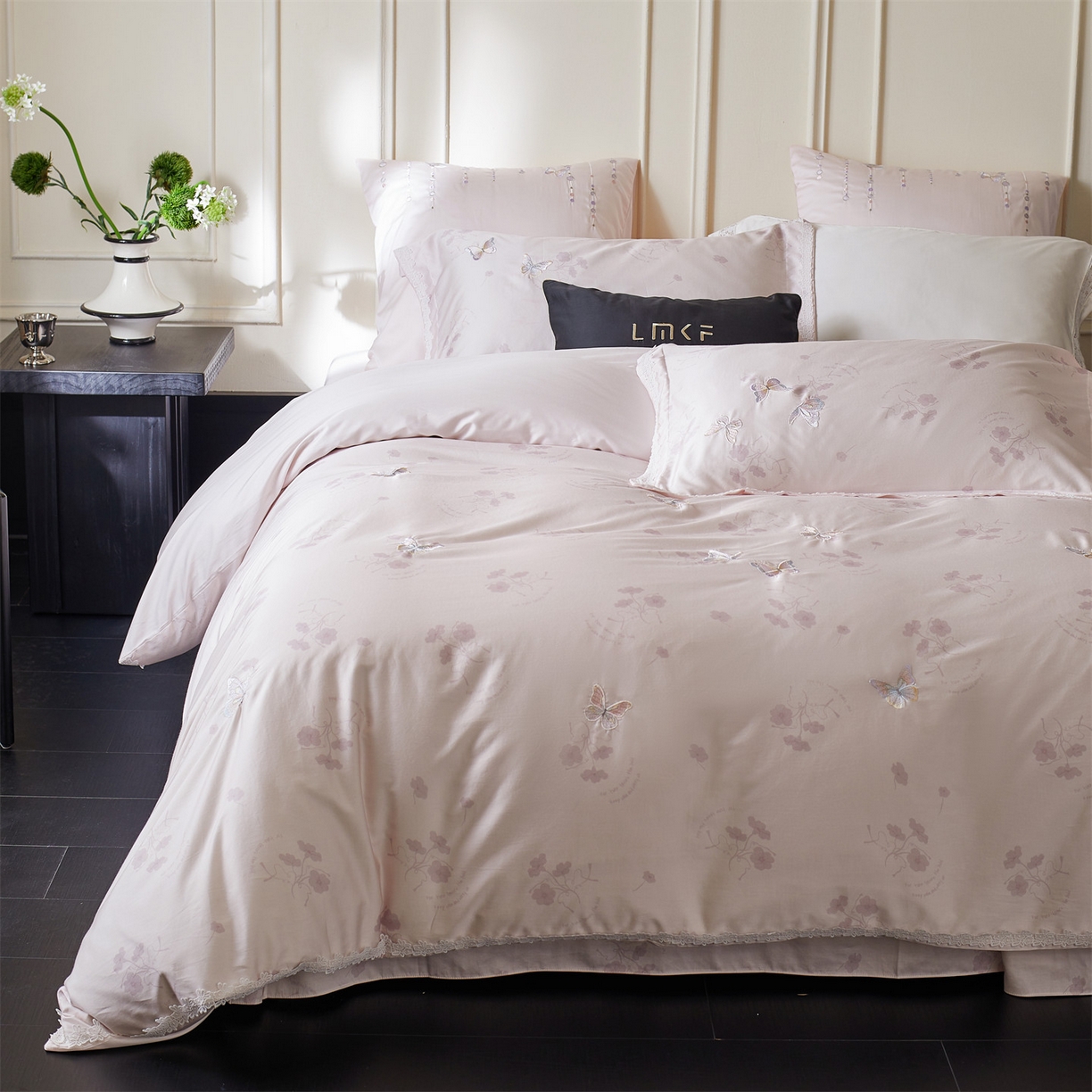 91家纺网 家纺一手货源 找家纺 蓝米卡夫 2026春季新款-60S长绒棉贡缎蝴蝶刺绣花边系列四件套-福蝶吉祥（礼盒）-拍摄风格2 福蝶吉祥-优雅粉